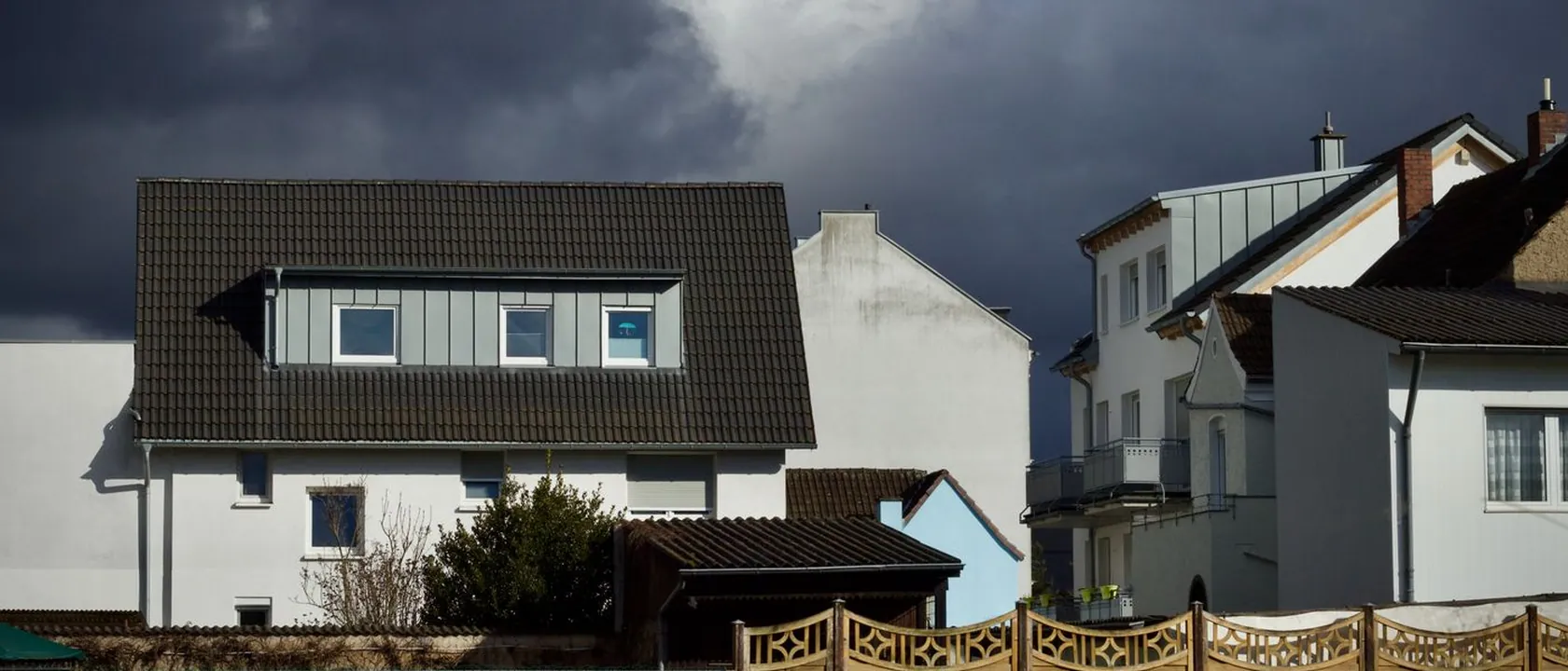 Ciel d'orage au-dessus des toitures