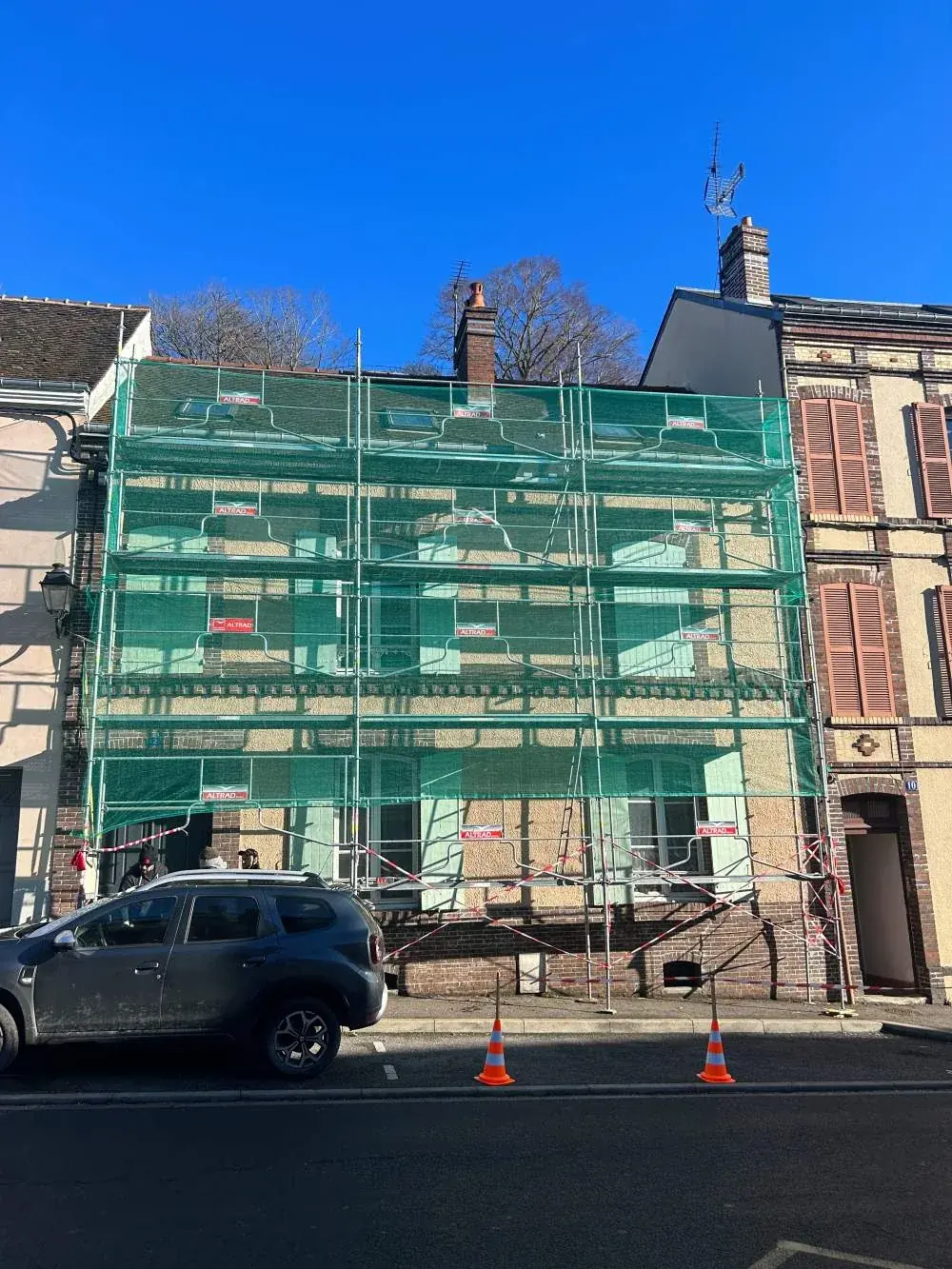 Échafaudage bâché sur une maison de ville