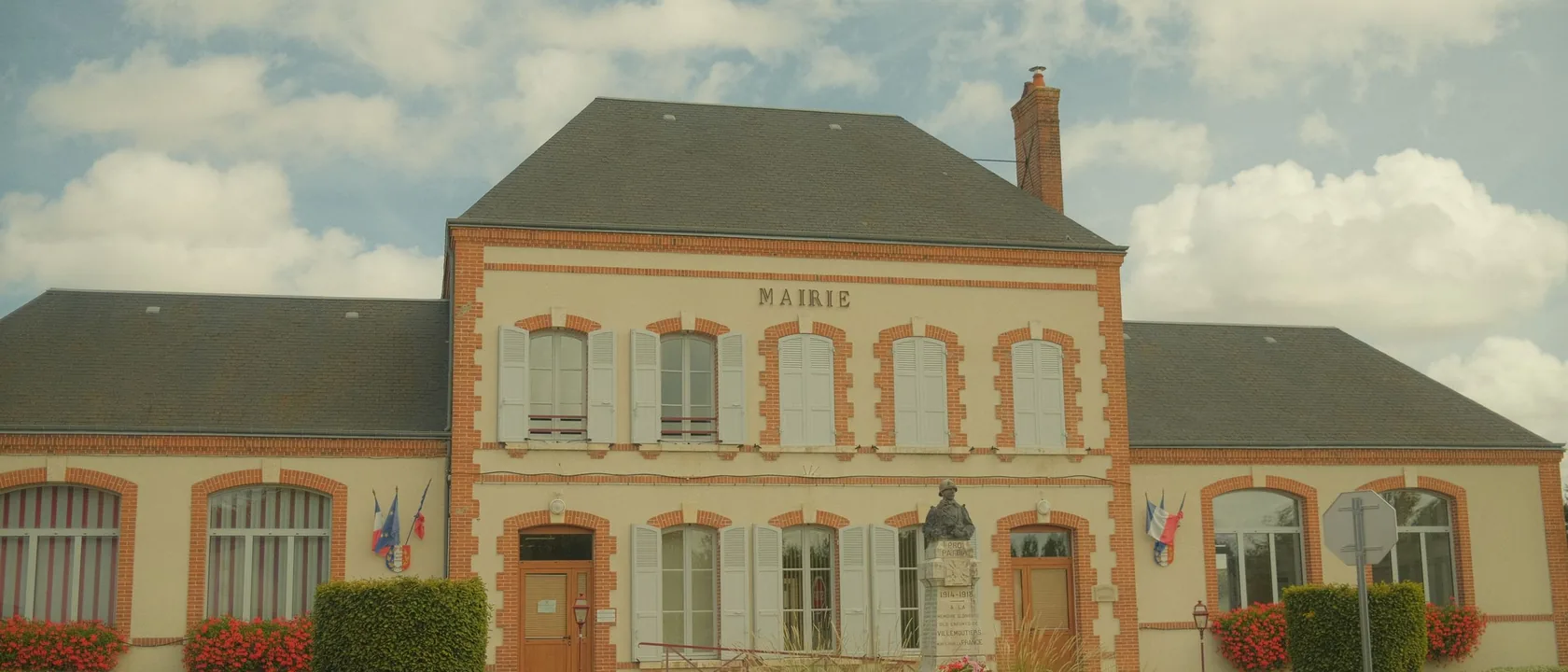 Mairie de village avec sa toiture d'ardoise, où se dépose la déclaration préalable