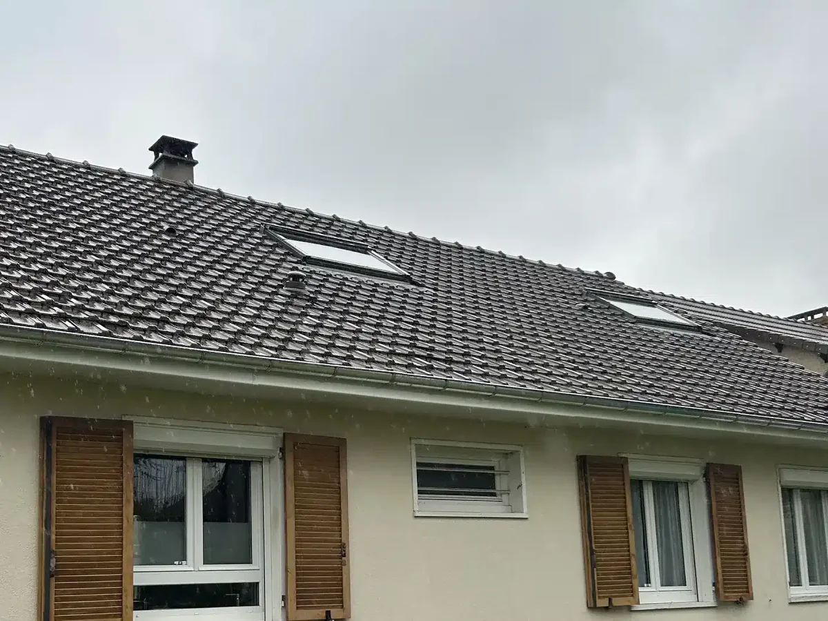 Pavillon et sa toiture grise