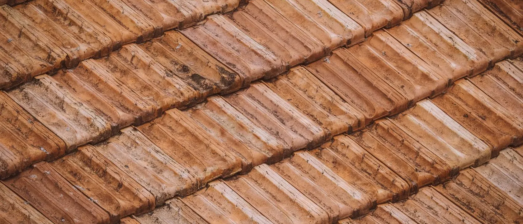 Tuiles anciennes patinées par le temps